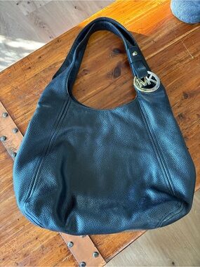 MICHAEL KORS Hobo Shoulder Bag, Pebbled Black Leather, Gold Tone Hardware EUC